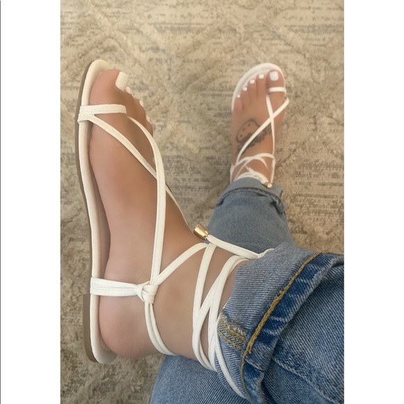 NWT!! White Toe Ring Gladiator Sandal - Picture 3 of 3